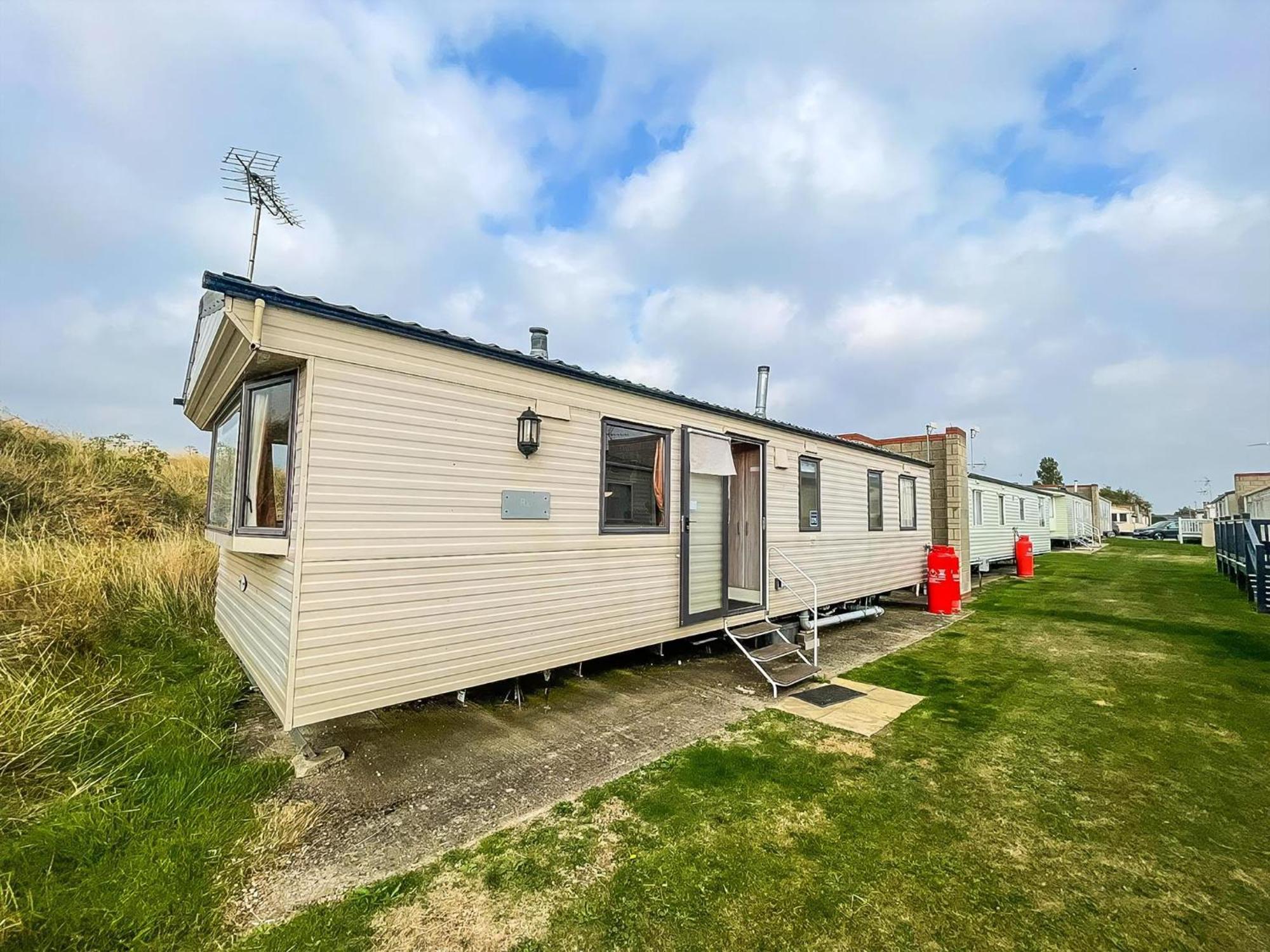 Lovely 6 Berth Caravan At Naze Marine Holiday Park In Essex Ref 17275C Walton-on-the-Naze Buitenkant foto