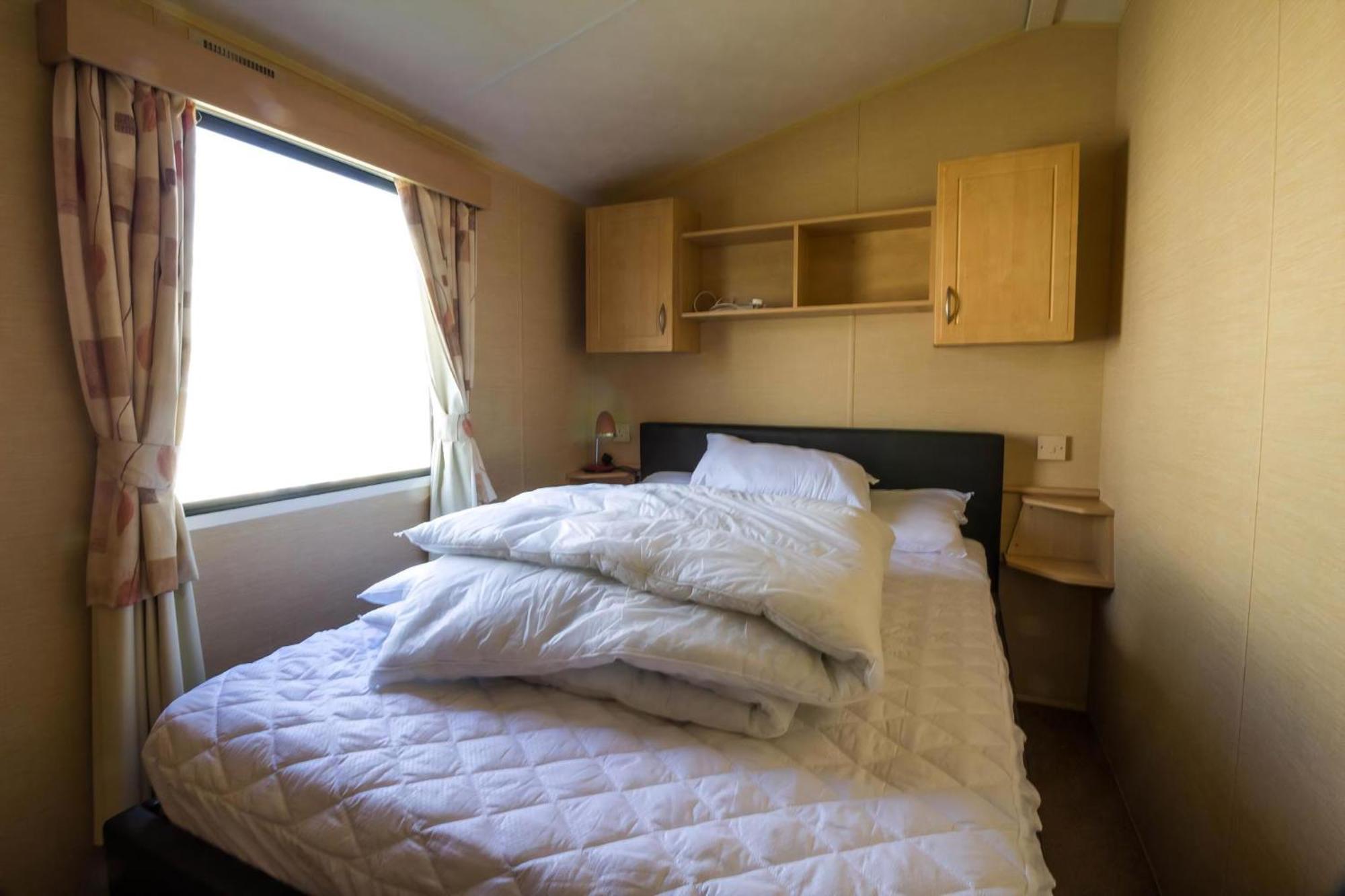 Lovely 6 Berth Caravan At Naze Marine Holiday Park In Essex Ref 17275C Walton-on-the-Naze Buitenkant foto