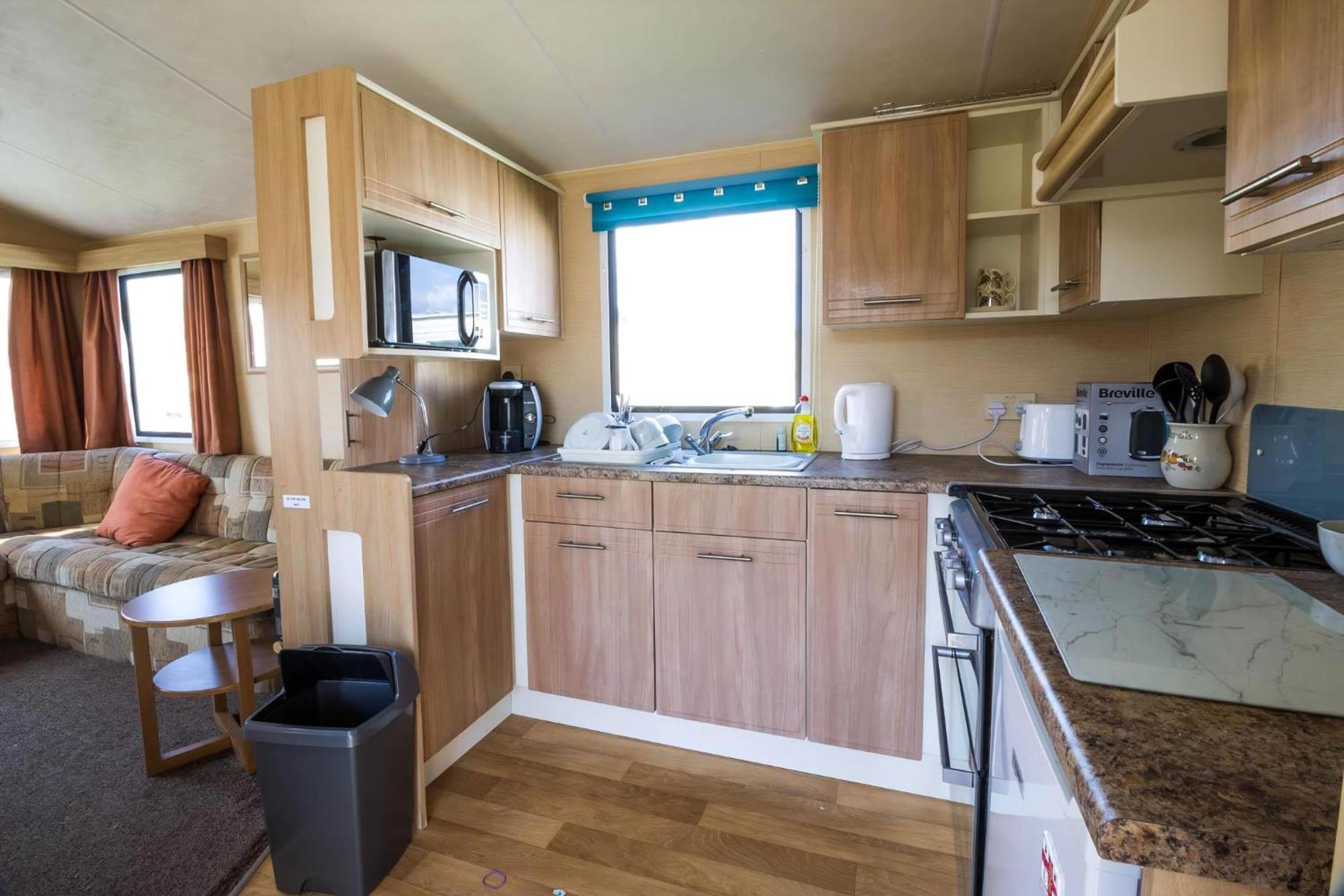Lovely 6 Berth Caravan At Naze Marine Holiday Park In Essex Ref 17275C Walton-on-the-Naze Buitenkant foto